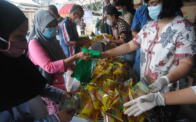 Sejumlah warga membeli minyak goreng kemasan saat operasi pasar murah minyak goreng di Blok F Trade Center, Pasar Kebon Kembang, Kota Bogor, Jawa Barat, Jumat (31/12/2021).  - Antara Foto/Arif Firmansyah/nym.rn