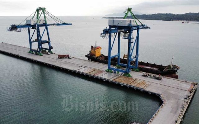 Konsensus Ekonom: Neraca Dagang Desember 2021 Diramal Surplus US$3,12 Miliar Foto udara aktivitas bongkarmuat di dermaga bongkar muat peti kemas Pelabuhan Indonesia IV (Persero) Kendari, Sulawesi Tenggara, Senin (3/1/2022).ANTARA FOTO - Jojon