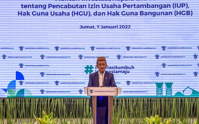 Menteri Investasi/Kepala Badan Koordinasi Penanaman Modal Bahlil Lahadalia menyampaikan keterangan pers terkait pencabutan Izin Usaha Pertambangan (IUP), Hak Guna Usaha (HGU), dan Hak Guna Bangunan (HGB) terhadap sejumlah perusahaan di Kantor BKPM, Jakarta, Jumat (7/1/2022). ANTARA FOTO - Galih Pradipta