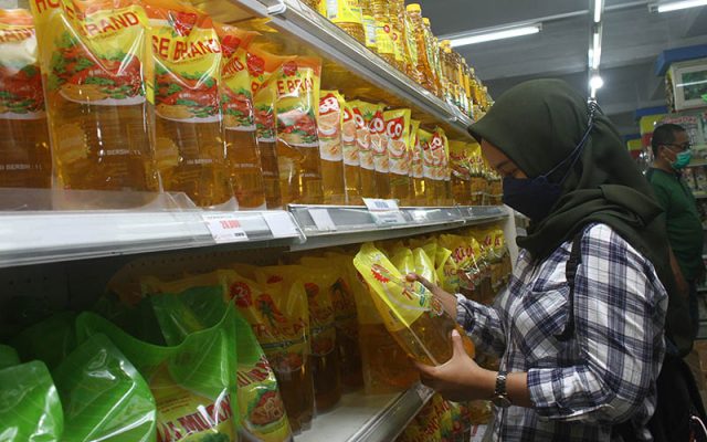 Hore! Pemerintah Tetapkan Harga Minyak Murah Rp14.000 per Liter. Ini Seorang pengunjung memilih minyak goreng yang dijual di supermarket di Pontianak, Kalimantan Barat, Kamis (23/12/2021). - Antara Foto/Jessica Helena Wuysang/hp.rn