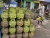 Pekerja mengangkut tabung LPG 3kg di salah satu agen LPG di Palembang, Sumsel, Jumat (14/1/2020). ANTARA FOTO - Feny Selly