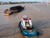 Sebuah kapal tongkang pengangkut batu bara melintas di Sungai Musi, Palembang, Sumatera Selatan, Jumat (14/1/2022). ANTARA FOTO - Nova Wahyudi