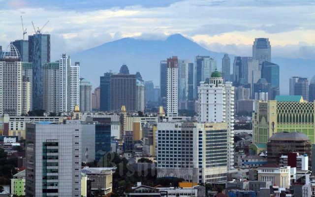 Harga-harga Naik! Inflasi 2022 Berpotensi Tembus 5 Persen, Ini Pemicunya Pemandangan gedung bertingkat di Jakarta. Bisnis - Arief Hermawan P