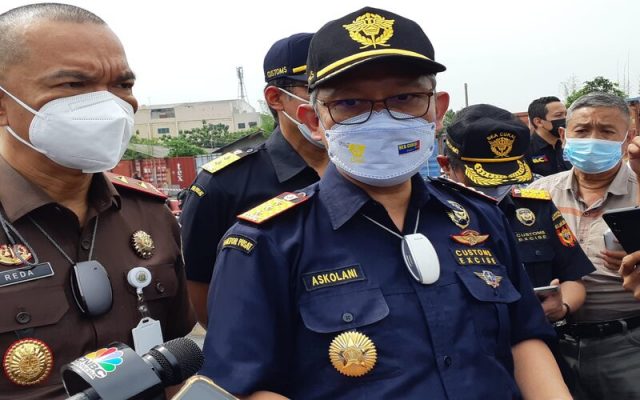 Dirjen Bea dan Cukai Askolani melayani pertanyaan wartawan setelah acara pemusnahan barang bukti dan barang milik negara (BMN) ilegal yang dilakukan di Cikarang, Jawa Barat, Rabu (22/12/2021) -  Wibi Pangestu Pratama