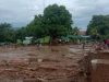 Banjir bandang melanda wilayah Waiwerang dan sekitarnya di Kecamatan Adonara Timur, Pulau Adonara, Kabupaten Flores Timur, Nusa Tenggara Timur, pada Minggu (4/4/2021) WITA dini hari. - Antara