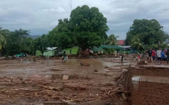 Banjir bandang melanda wilayah Waiwerang dan sekitarnya di Kecamatan Adonara Timur, Pulau Adonara, Kabupaten Flores Timur, Nusa Tenggara Timur, pada Minggu (4/4/2021) WITA dini hari. - Antara