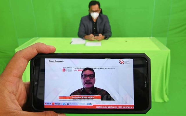 Deputi Makro dan Keuangan Kementerian Perekonomian Iskandar Simorangkir (dilayar) memberikan paparan diacara Bisnis Indonesia Economic Outlook secara virtual di Jakarta, Selasa (6/7/2021). Bisnis - Abdurachman