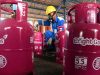 Petugas melakukan pengisian ulang tabung LPG non subsidi Pertamina Bright Gas 5,5 kilogram di Depot LPG PT. Pertamina Tanjung Perak Surabaya, Jawa Timur, Selasa (24/10). - ANTARA/M Risyal Hidayat