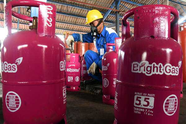 Petugas melakukan pengisian ulang tabung LPG non subsidi Pertamina Bright Gas 5,5 kilogram di Depot LPG PT. Pertamina Tanjung Perak Surabaya, Jawa Timur, Selasa (24/10). - ANTARA/M Risyal Hidayat