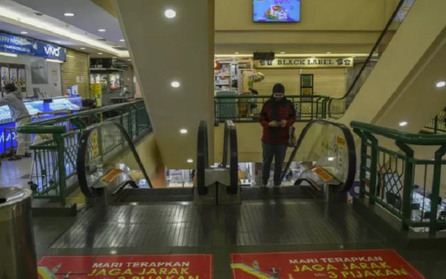 Pengunjung berjalan di pusat perbelanjaan di Jakarta, Rabu (4/8/2021). - Antara