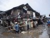 Warga beraktivitas di permukiman semi permanen di Kampung Kerang Ijo, Muara Angke, Jakarta, Selasa (22/1/2019). - ANTARA/Aprillio Akbar
