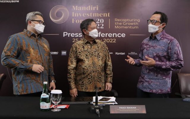 Chief Economist Bank Mandiri Andry Asmoro (kiri) Direktur Treasury & International Banking Bank Mandiri Panji Irawan (tengah) dan President Mandiri Sekuritas Oki Ramadhana (kanan) setelah konferensi pers Mandiri Investment Forum (MIF) 2022 -  Bank Mandiri