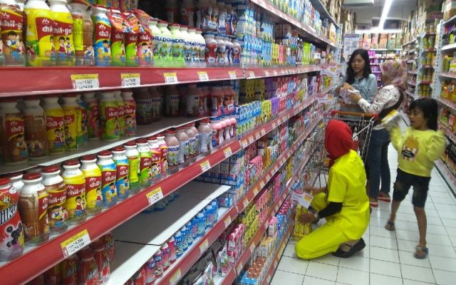 Konsumen di satu gerai supermarket di Purwokerto, Minggu (28/7).  - BISNIS.COM