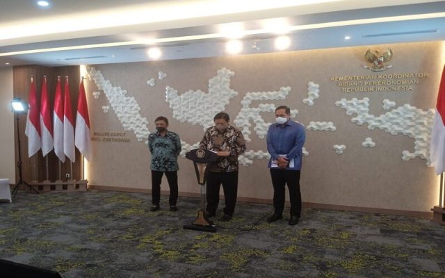 Menko Ungkap Anggaran Minyak Goreng Murah untuk 6 Bulan Capai Direktur Utama Badan Pengelola Dana Perkebunan Kelapa Sawit (BPDPKS) Eddy Abdurrachman, Menteri Koordinator Bidang Perekonomian Airlangga Hartarto, dan Menteri Perdagangan Muhammad Lutfi pada konferensi pers Kebijakan Pemerintah terkait dengan Harga Minyak Goreng di kantor Kemenko Perekonomian, Jakarta, Rabu (5/1/2022) - Bisnis/Dany Saputra