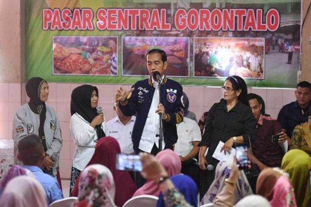 Presiden Joko Widodo berdialog dengan warga dalam acara penyaluran bantuan pembiayaan ultra mikro di Pasar Sentral, Gorontalo, Jumat (1/3/2019). Pemerintah menyalurkan bantuan tersebut kepada 273 debitur di Gorontalo guna menunjang kemandirian usaha mikro pada level terbawah. - ANTARA/Akbar Nugroho Gumay