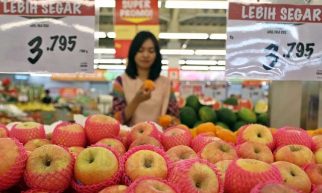 Pulihkan Daya Beli, Pemerintah Perlu Percepat Vaksinasi Booster Warga berbelanja di salah satu pusat perbelanjan modern di Tangerang Selatan, Banten, Kamis (27/2/2020). Bisnis - Eusebio Chrysnamurti