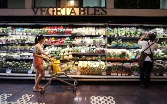 Konsumsi Masyarakat Terus Membaik pada Akhir 2021, Indikasi Daya Beli Konsumen memilih sayuran di salah satu super market di Jakarta, Rabu (9/9/2020). Bisnis - Abdullah Azzam