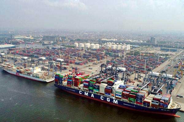 Suasana bongkar muat peti kemas di Jakarta International Container Terminal, Tanjung Priok, Jakarta, Selasa (8/1/2019). - Bisnis/Abdullah Azzam