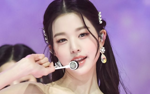 Foto-foto Cantik Jang Won Young IVE dengan Makeup Tipis Tuai