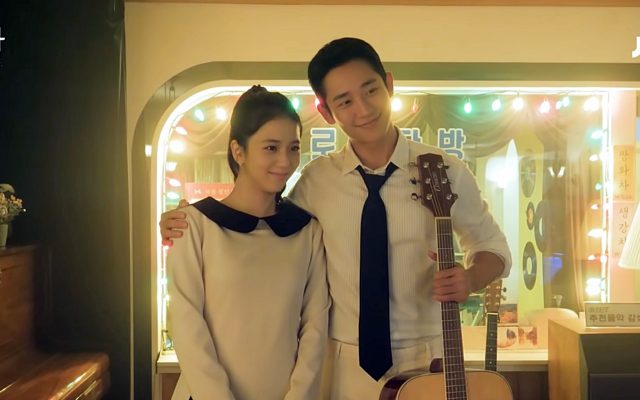 Ekspresi Jisoo BLACKPINK Saat Dipeluk Jung Hae In di Lokasi