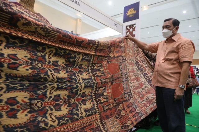 Luhut dukung UMKM dalam Pameran Adi Wastra Nusantara