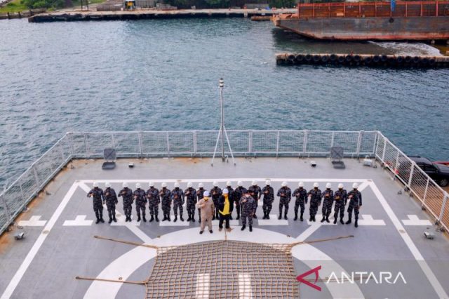Menko Airlangga tinjau KRI Teluk Palu, dukung industri perkapalan