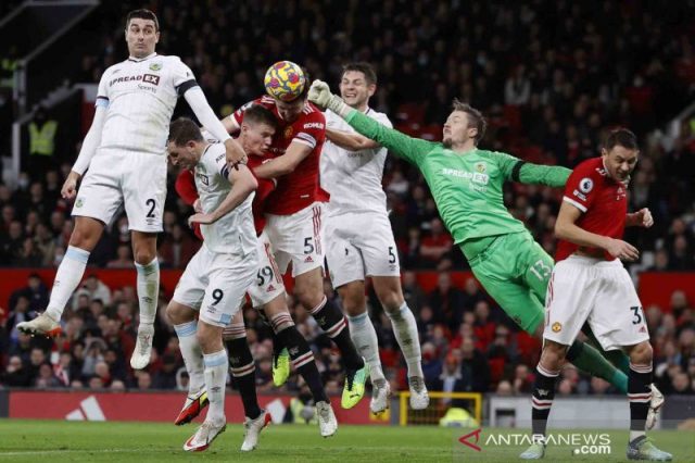 Tidak ada alasan copot ban kapten MU dari Maguire, kata
