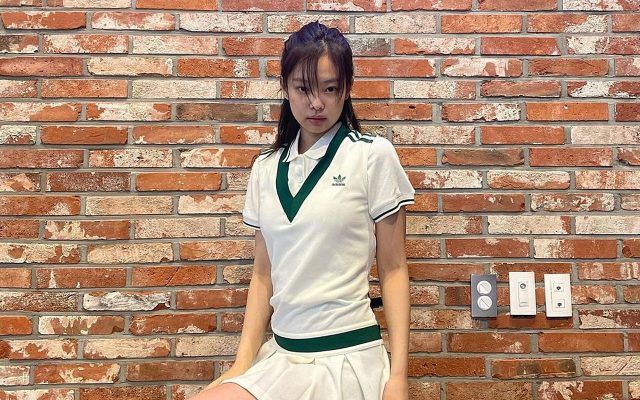 Kembali Umbar Pinggang Ramping, Jennie BLACKPINK Asyik Bergoyang di Hawaii