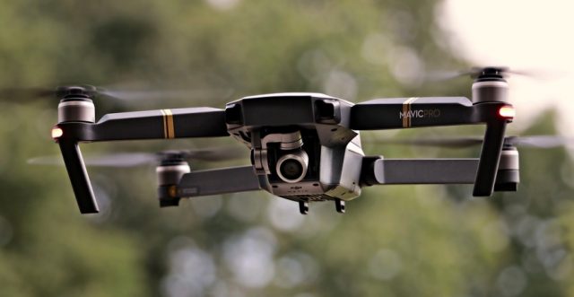 Drone umumnya memiliki makna sebagai salah satu teknologi canggih yang sah abad ini. bentuknya mirip dengan helikopter atau pesawat terbang, perbedaan bahwa drone ini tidak dikendalikan oleh pilot tetapi dikendalikan oleh remote control untuk mengatur pergerakannya di udara. 