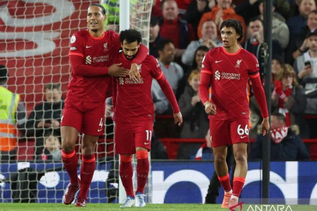 Liverpool ke puncak klasemen usai permalukan MU empat gol tanpa