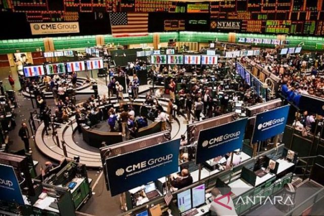 Emas naik 20,4 dolar karena "greenback" lemah, tapi turun bulan