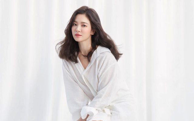 Cantik Banget, Song Hye Kyo Senyum Cerah Bareng Sosok Imut