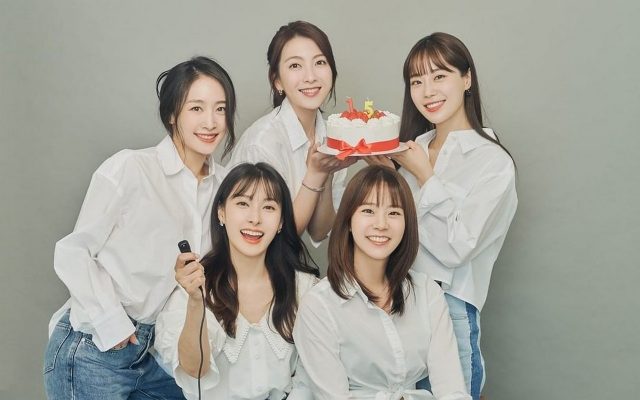 Pamer Foto Keluarga di Perayaan Anniv Ke-15, KARA Bikin Fans