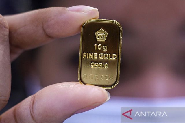Emas anjlok tertekan penguatan dolar jelang pertemuan Fed