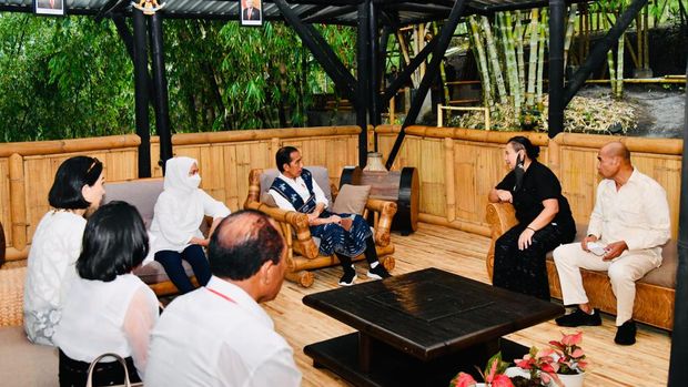 jokowi-kunjungi-kampus-bambu-di-ende_169