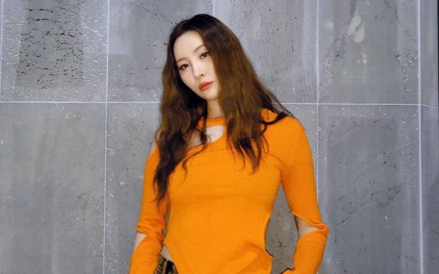 Hampir Kejadian, Sunmi Antisipasi Insiden Baju Melorot Pakai Stiker Penutup