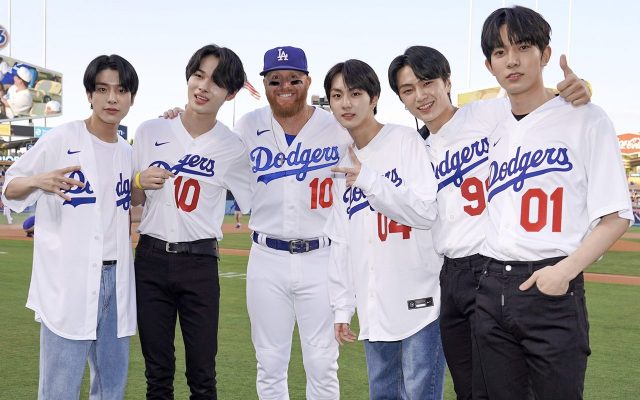 ENHYPEN Mampir di Pertandingan Dodgers LA, Begini Cara Atasi Absennya
