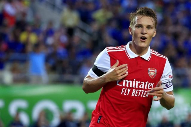 Arsenal puncaki klasemen, Villa dan Leicester tersungkur