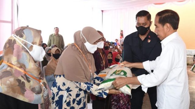 presiden-jokowi-luncurkan-penyaluran-cadangan-beras-pemerintah-1024x768.jpeg